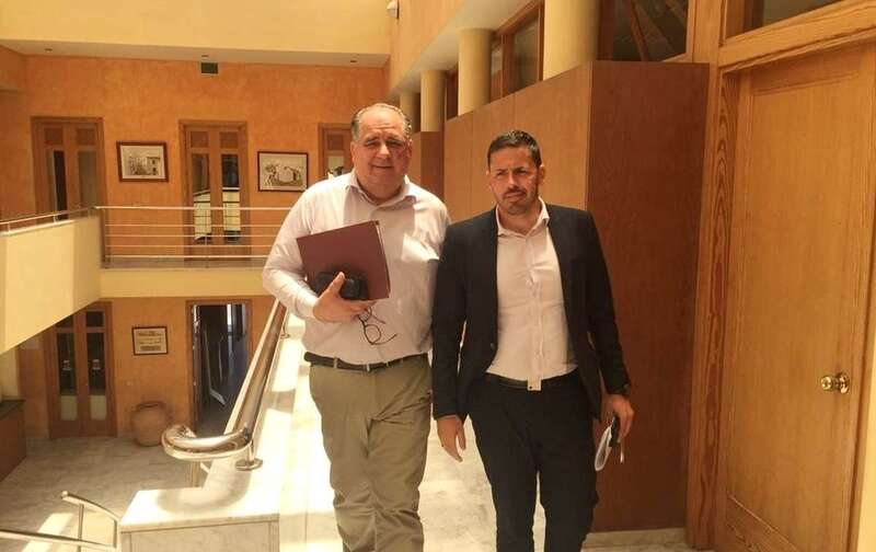 Juan Martel y Héctor Suárez, este mediodía saliendo de la Alcaldía (Foto TA)